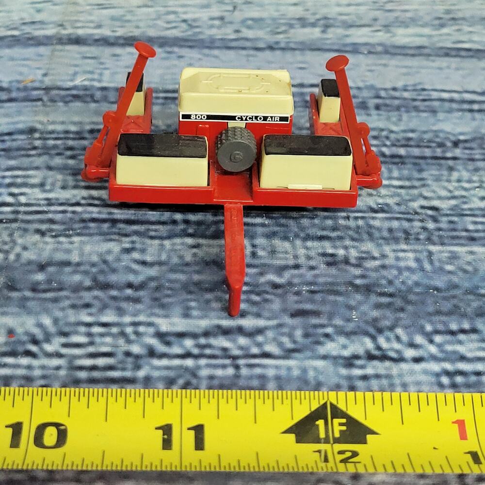 Vintage Ertl 1/64 scale International Harvester Case diecast/plastic seeder